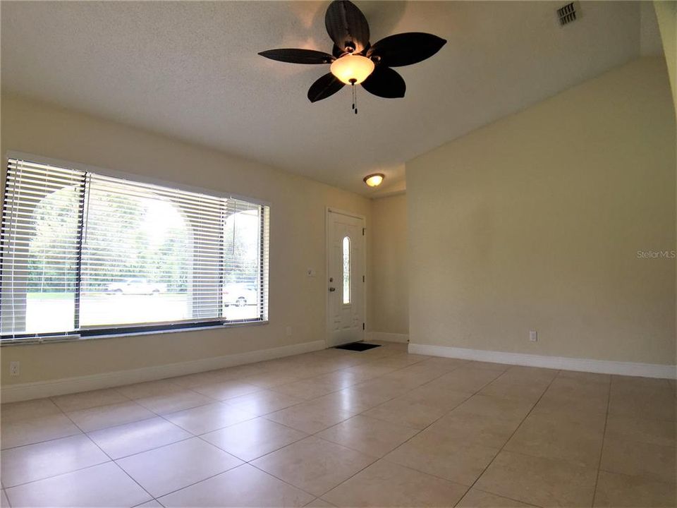 For Sale: $409,900 (3 beds, 2 baths, 1644 Square Feet)