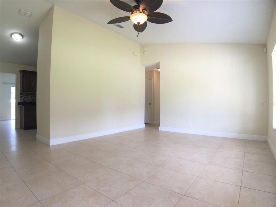 For Sale: $409,900 (3 beds, 2 baths, 1644 Square Feet)