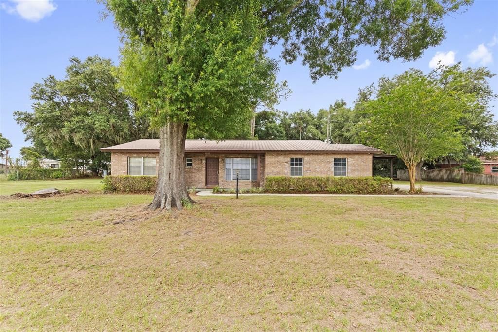 Activo con contrato: $355,000 (4 camas, 2 baños, 1871 Pies cuadrados)