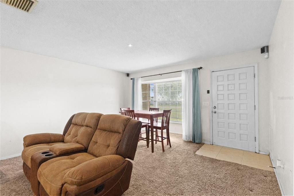 Activo con contrato: $355,000 (4 camas, 2 baños, 1871 Pies cuadrados)