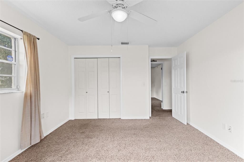 Activo con contrato: $355,000 (4 camas, 2 baños, 1871 Pies cuadrados)