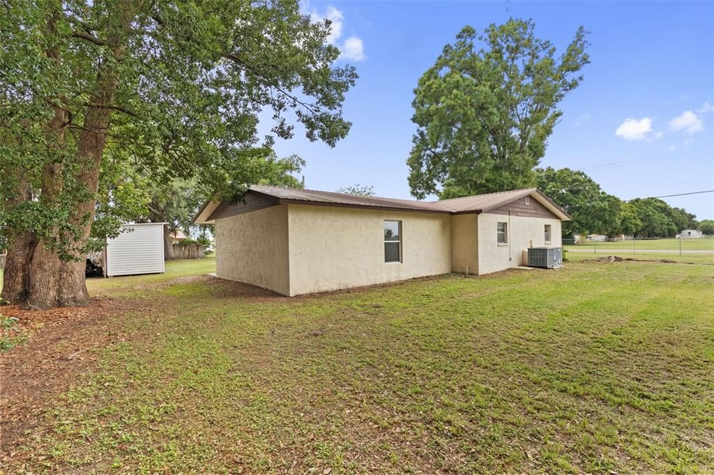 Activo con contrato: $355,000 (4 camas, 2 baños, 1871 Pies cuadrados)