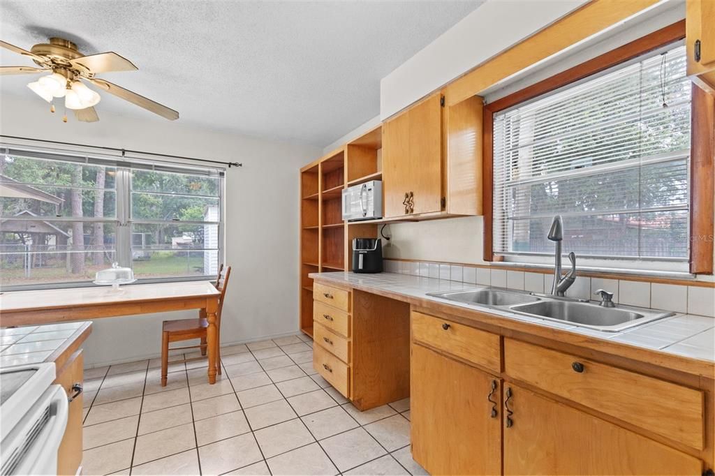 Activo con contrato: $355,000 (4 camas, 2 baños, 1871 Pies cuadrados)