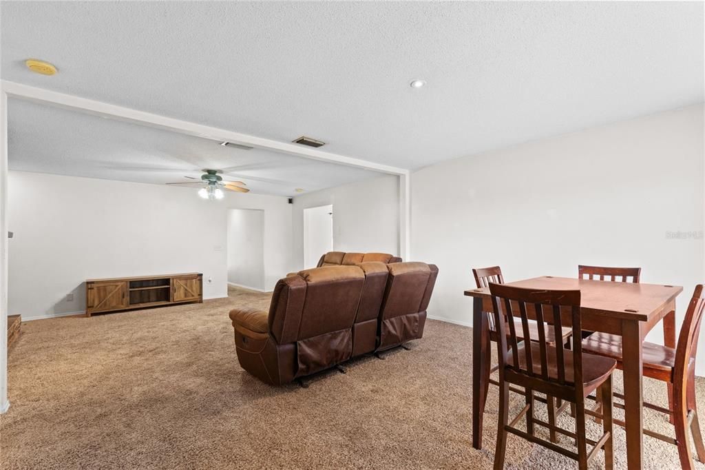 Activo con contrato: $355,000 (4 camas, 2 baños, 1871 Pies cuadrados)