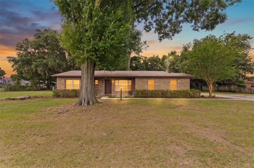 Activo con contrato: $355,000 (4 camas, 2 baños, 1871 Pies cuadrados)
