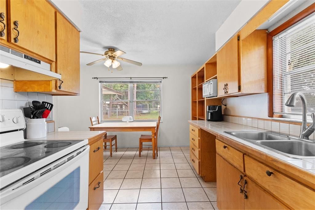 Activo con contrato: $355,000 (4 camas, 2 baños, 1871 Pies cuadrados)