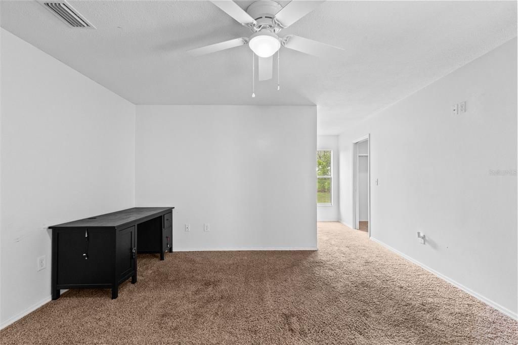 Activo con contrato: $355,000 (4 camas, 2 baños, 1871 Pies cuadrados)