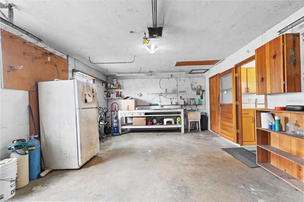Activo con contrato: $355,000 (4 camas, 2 baños, 1871 Pies cuadrados)
