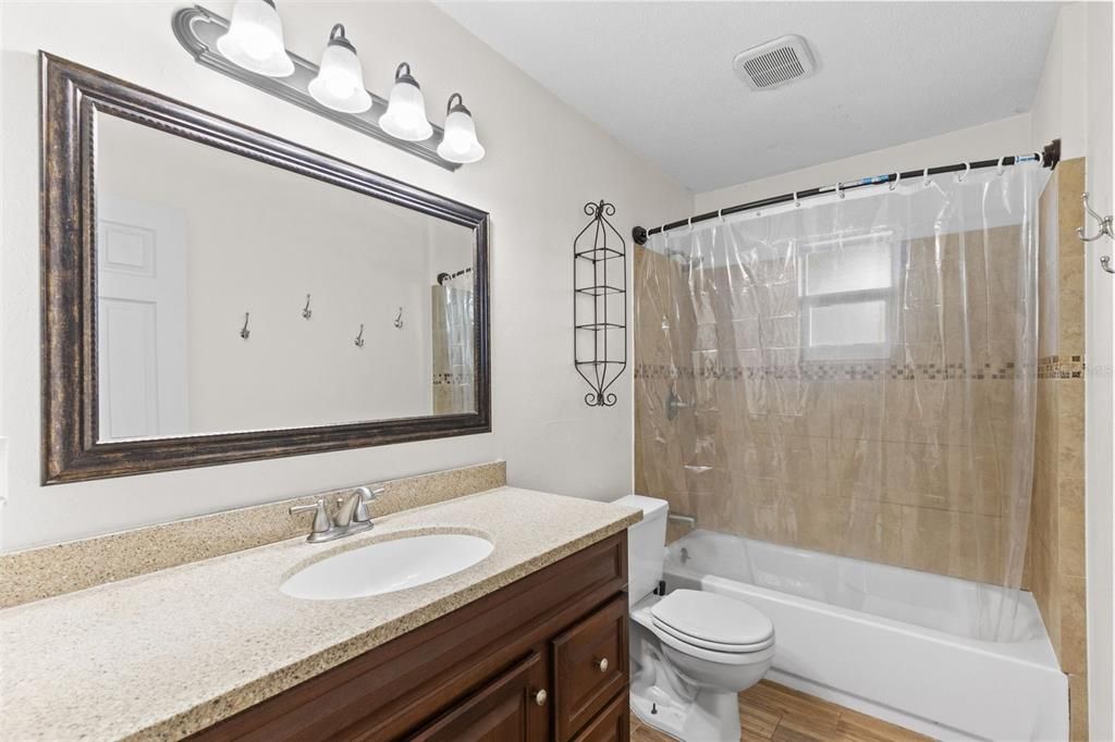 Activo con contrato: $355,000 (4 camas, 2 baños, 1871 Pies cuadrados)