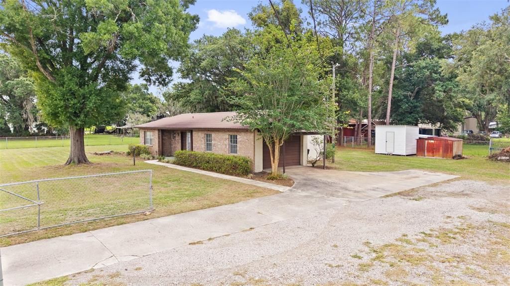 Activo con contrato: $355,000 (4 camas, 2 baños, 1871 Pies cuadrados)