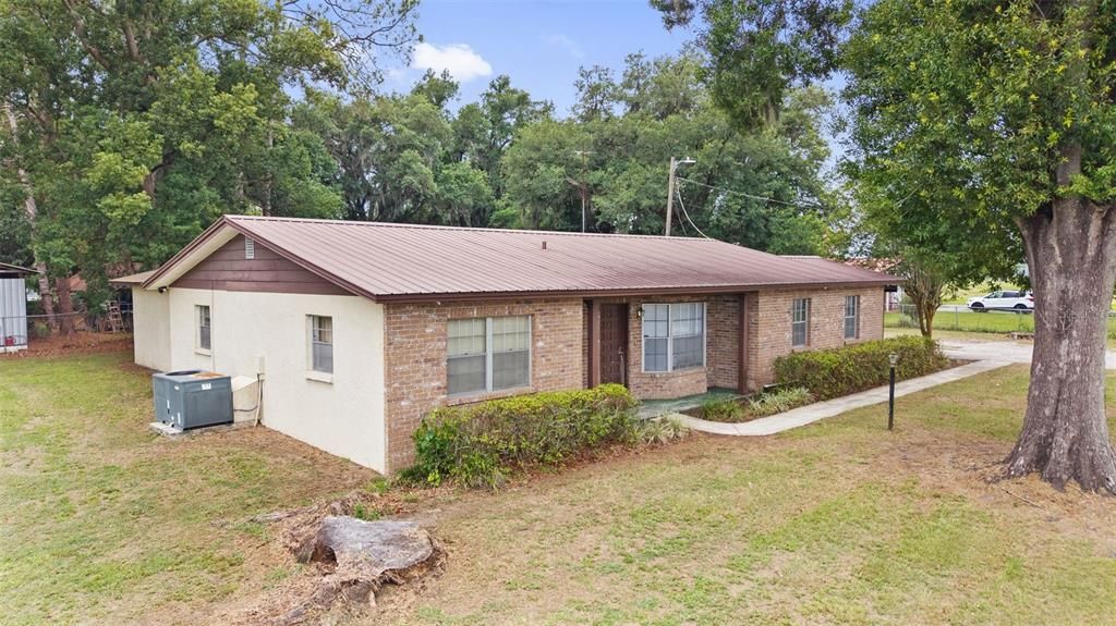 Activo con contrato: $355,000 (4 camas, 2 baños, 1871 Pies cuadrados)