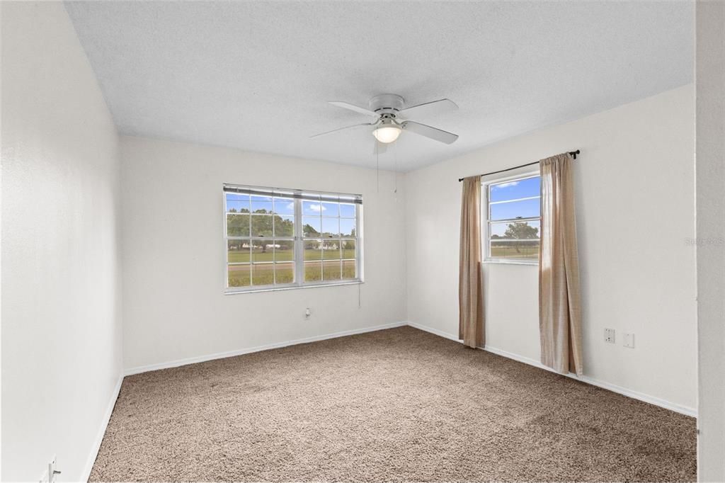 Activo con contrato: $355,000 (4 camas, 2 baños, 1871 Pies cuadrados)