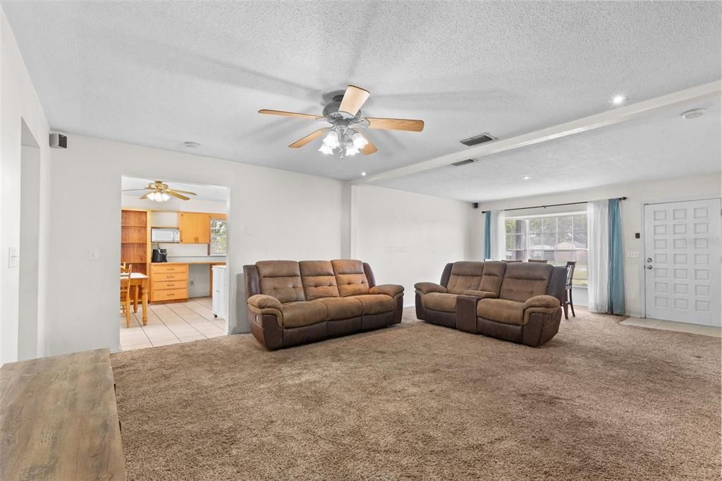 Activo con contrato: $355,000 (4 camas, 2 baños, 1871 Pies cuadrados)