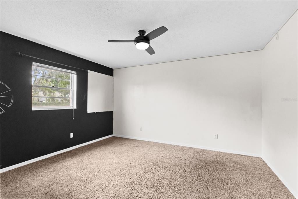 Activo con contrato: $355,000 (4 camas, 2 baños, 1871 Pies cuadrados)