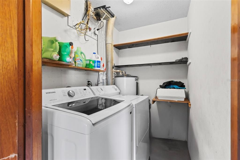 Activo con contrato: $355,000 (4 camas, 2 baños, 1871 Pies cuadrados)