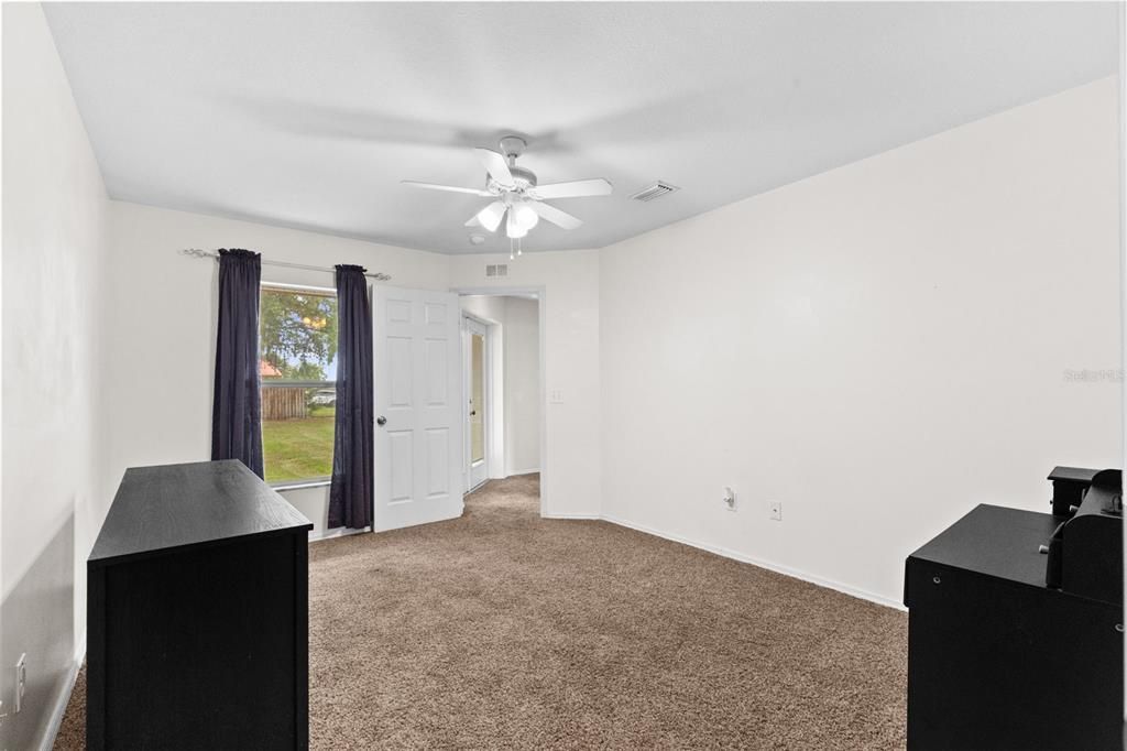 Activo con contrato: $355,000 (4 camas, 2 baños, 1871 Pies cuadrados)