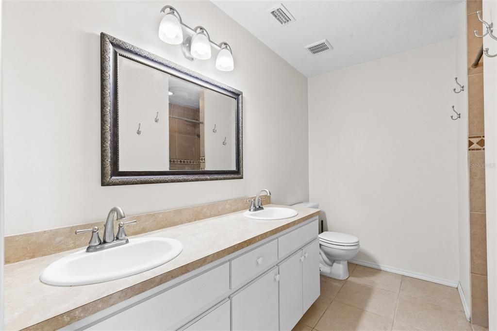 Activo con contrato: $355,000 (4 camas, 2 baños, 1871 Pies cuadrados)
