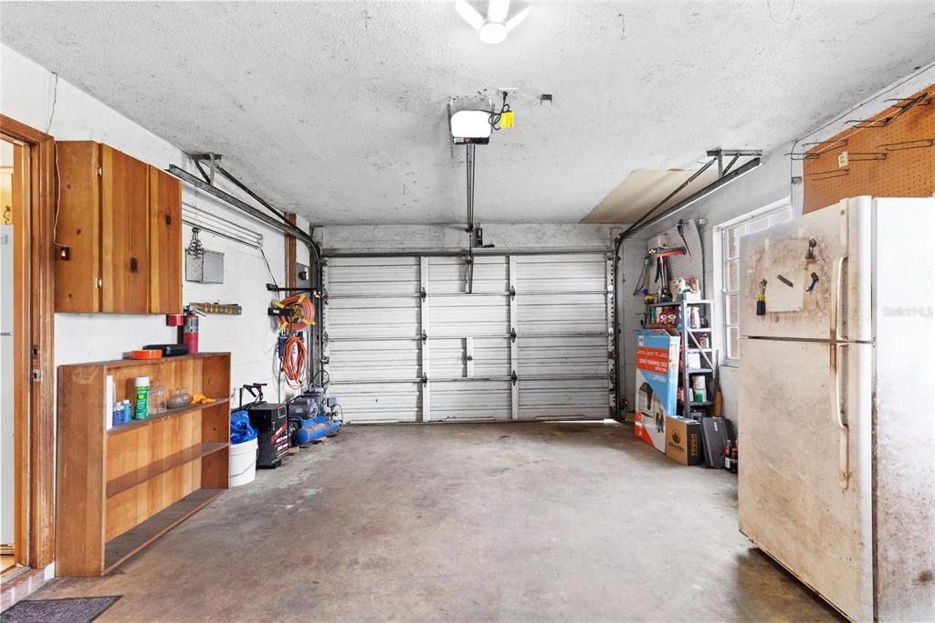 Activo con contrato: $355,000 (4 camas, 2 baños, 1871 Pies cuadrados)