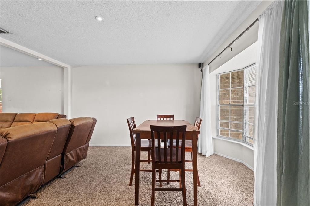 Activo con contrato: $355,000 (4 camas, 2 baños, 1871 Pies cuadrados)