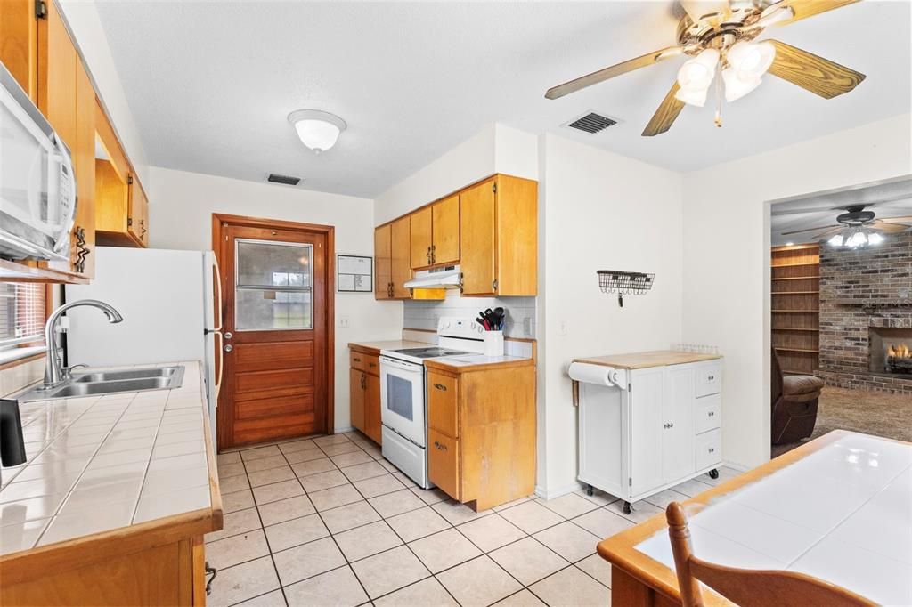 Activo con contrato: $355,000 (4 camas, 2 baños, 1871 Pies cuadrados)
