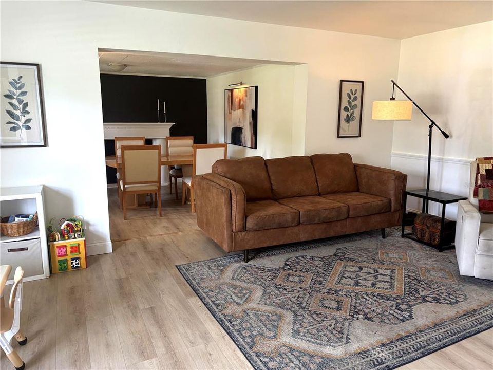 For Sale: $339,900 (3 beds, 2 baths, 1277 Square Feet)