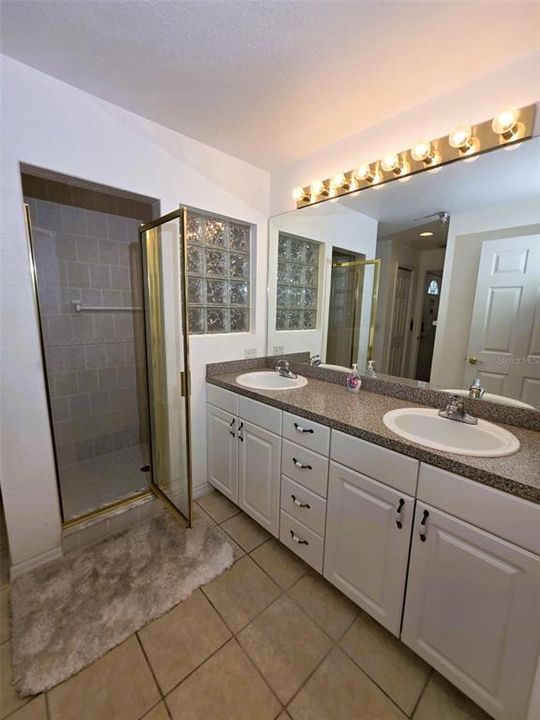 На продажу: $259,900 (2 спален, 2 ванн, 1135 Квадратных фут)