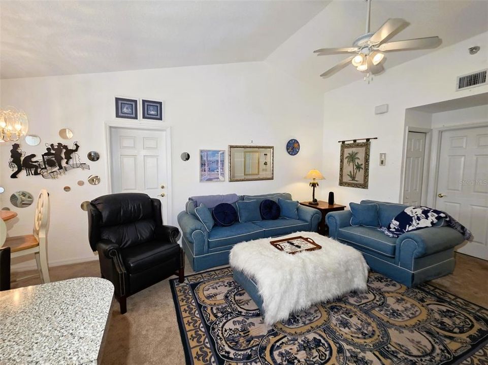 На продажу: $259,900 (2 спален, 2 ванн, 1135 Квадратных фут)