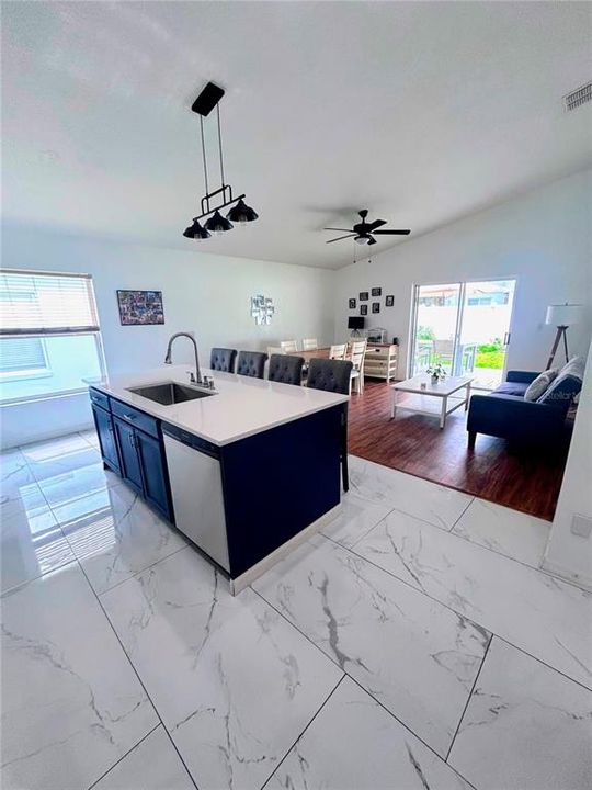 En Venta: $535,000 (4 camas, 2 baños, 1804 Pies cuadrados)