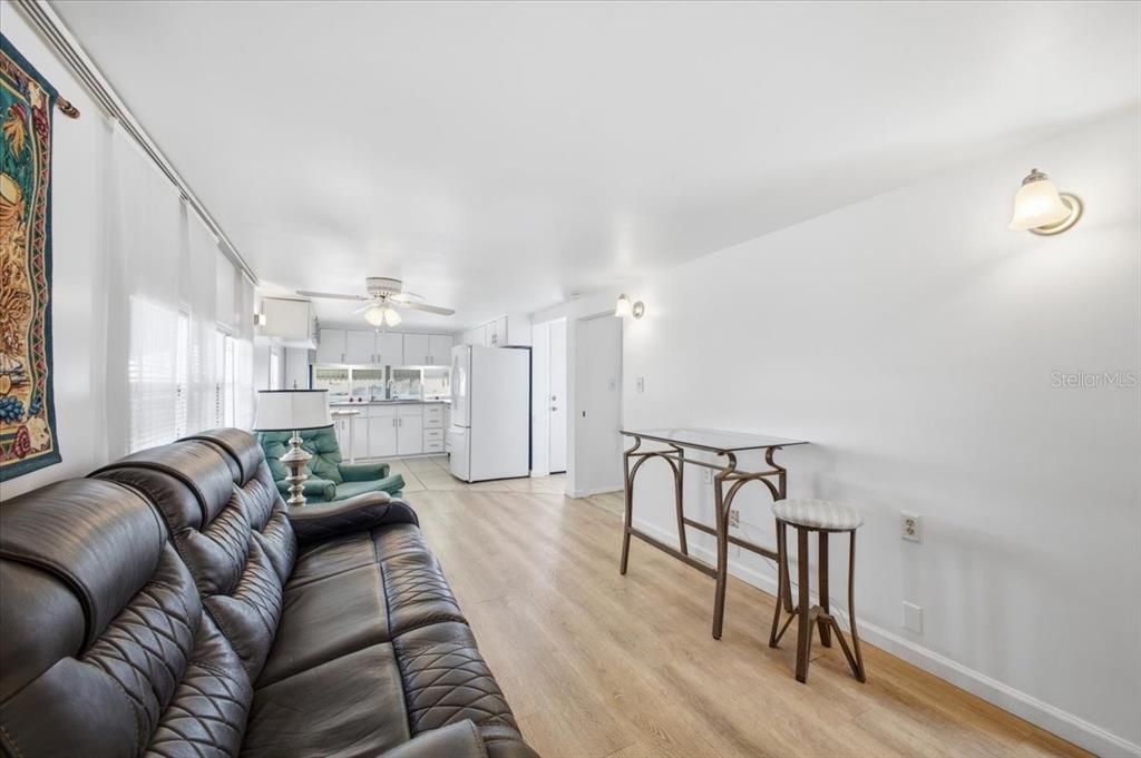 For Sale: $132,500 (2 beds, 1 baths, 660 Square Feet)