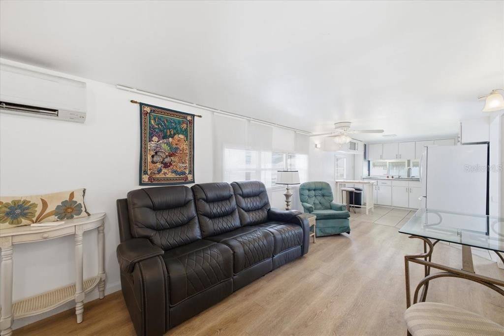 For Sale: $132,500 (2 beds, 1 baths, 660 Square Feet)