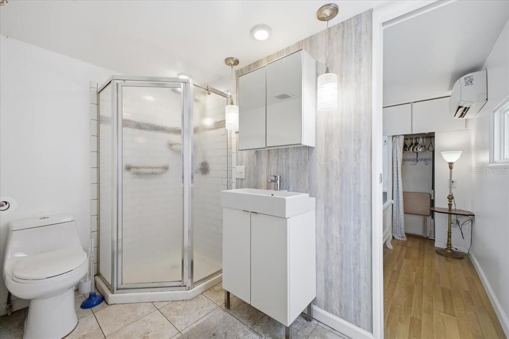 For Sale: $132,500 (2 beds, 1 baths, 660 Square Feet)