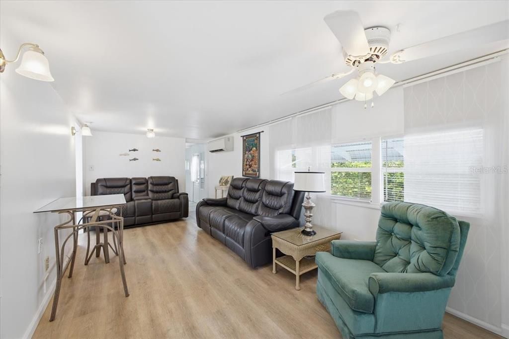 For Sale: $132,500 (2 beds, 1 baths, 660 Square Feet)