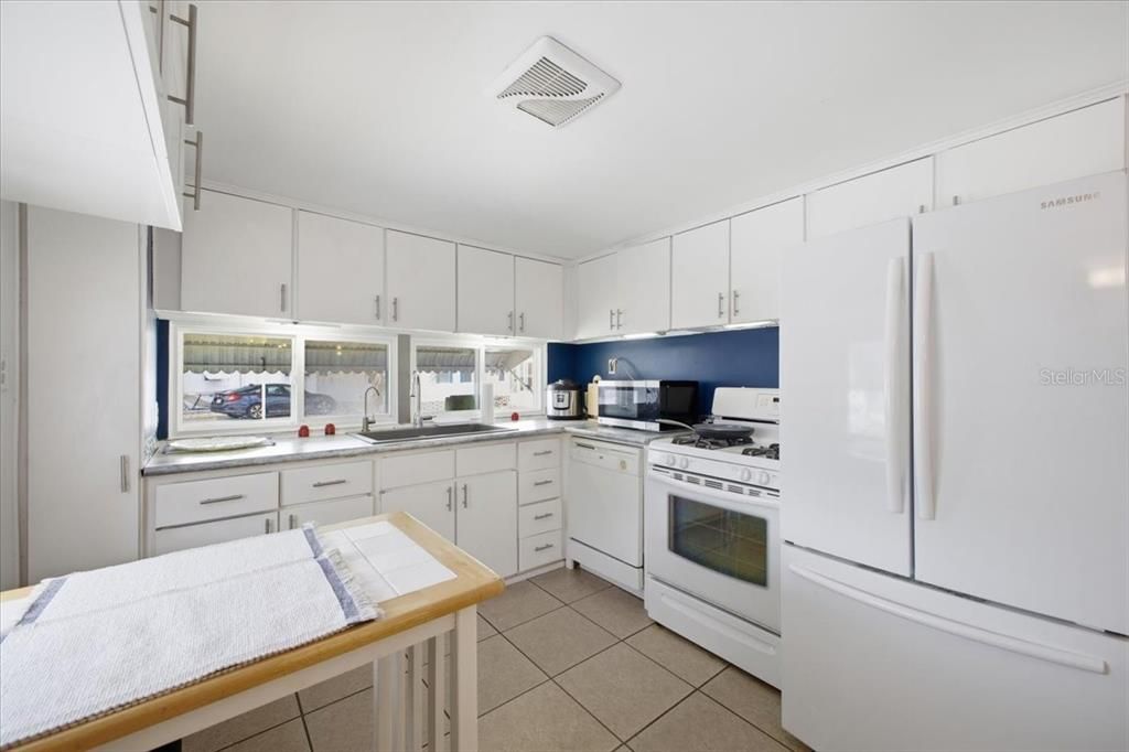 For Sale: $132,500 (2 beds, 1 baths, 660 Square Feet)