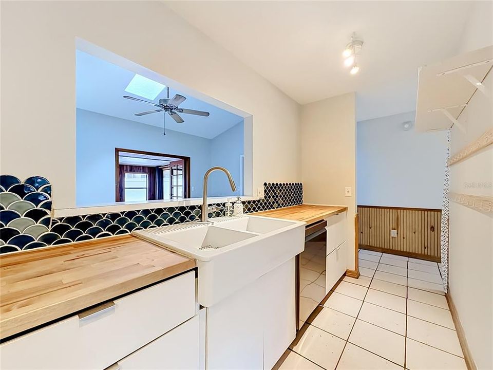 На продажу: $239,900 (2 спален, 2 ванн, 1102 Квадратных фут)