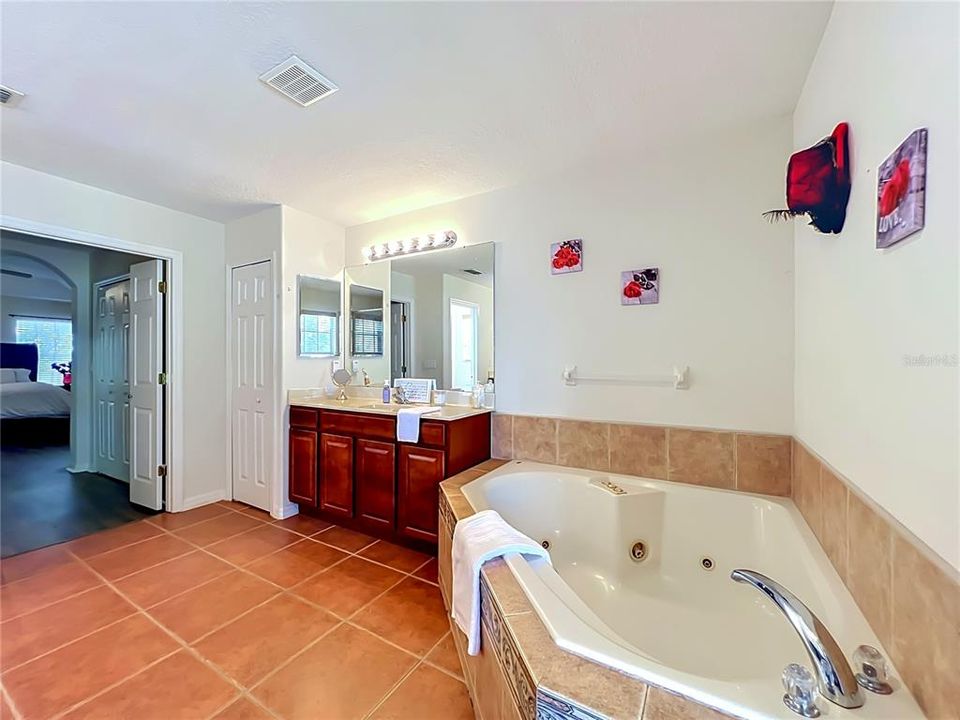 En Venta: $540,000 (4 camas, 2 baños, 2984 Pies cuadrados)