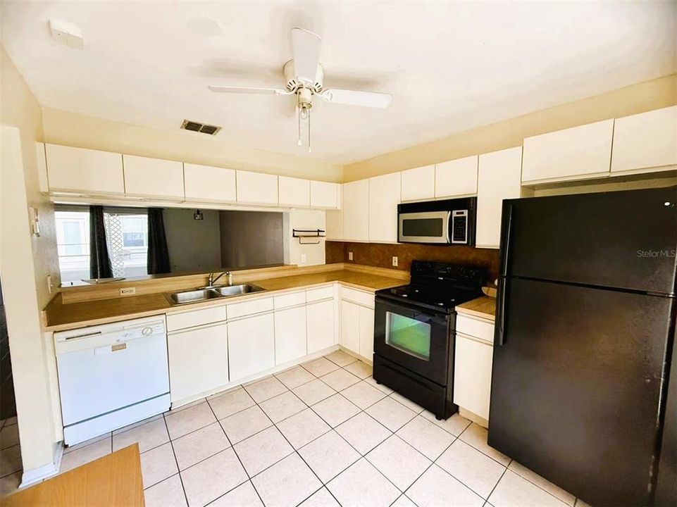 Active With Contract: $1,850 (2 beds, 2 baths, 1260 Square Feet)