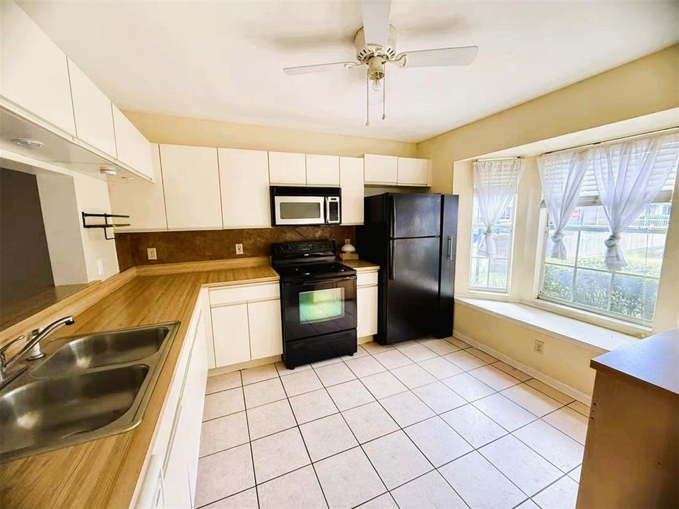 Active With Contract: $1,850 (2 beds, 2 baths, 1260 Square Feet)