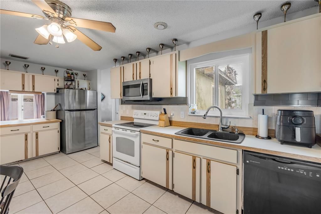 For Sale: $270,000 (3 beds, 2 baths, 1224 Square Feet)