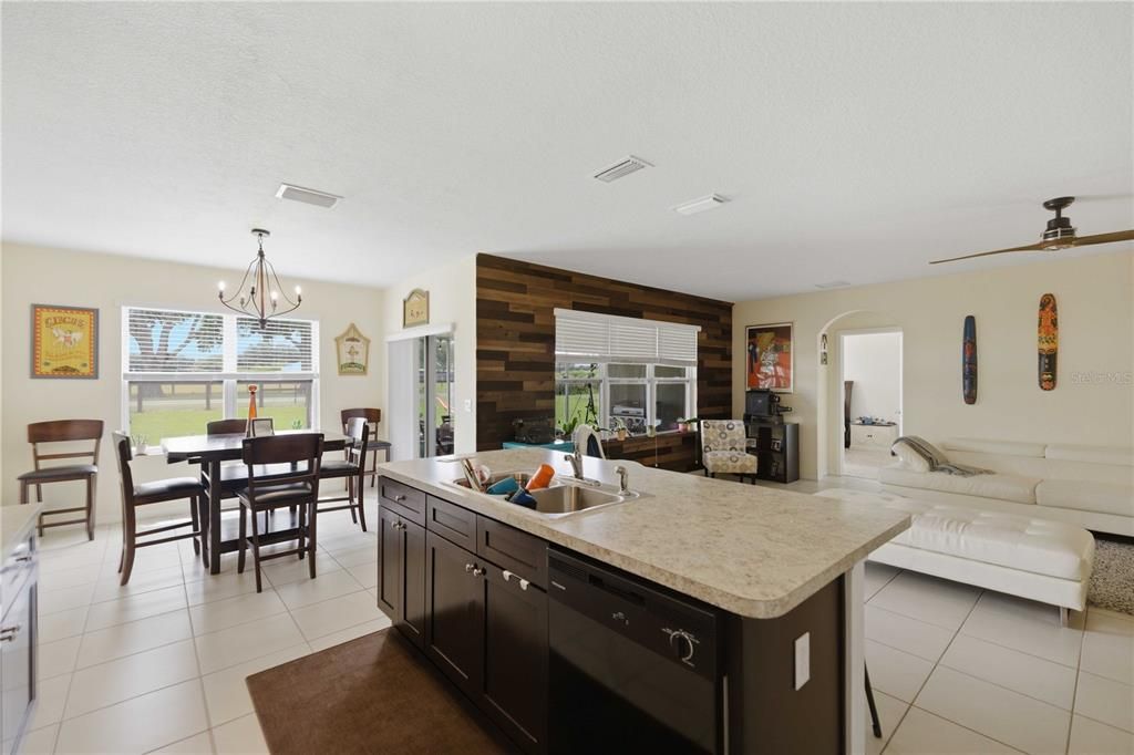 En Venta: $304,999 (3 camas, 2 baños, 1956 Pies cuadrados)