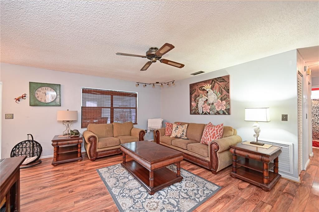 For Sale: $324,900 (3 beds, 2 baths, 1128 Square Feet)
