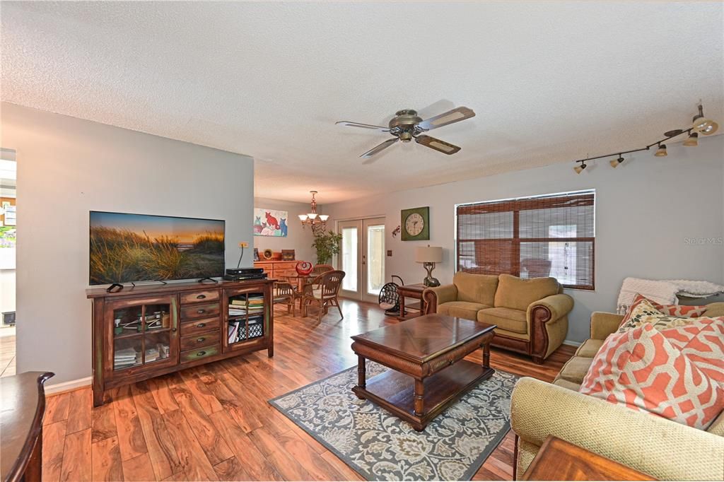 For Sale: $324,900 (3 beds, 2 baths, 1128 Square Feet)