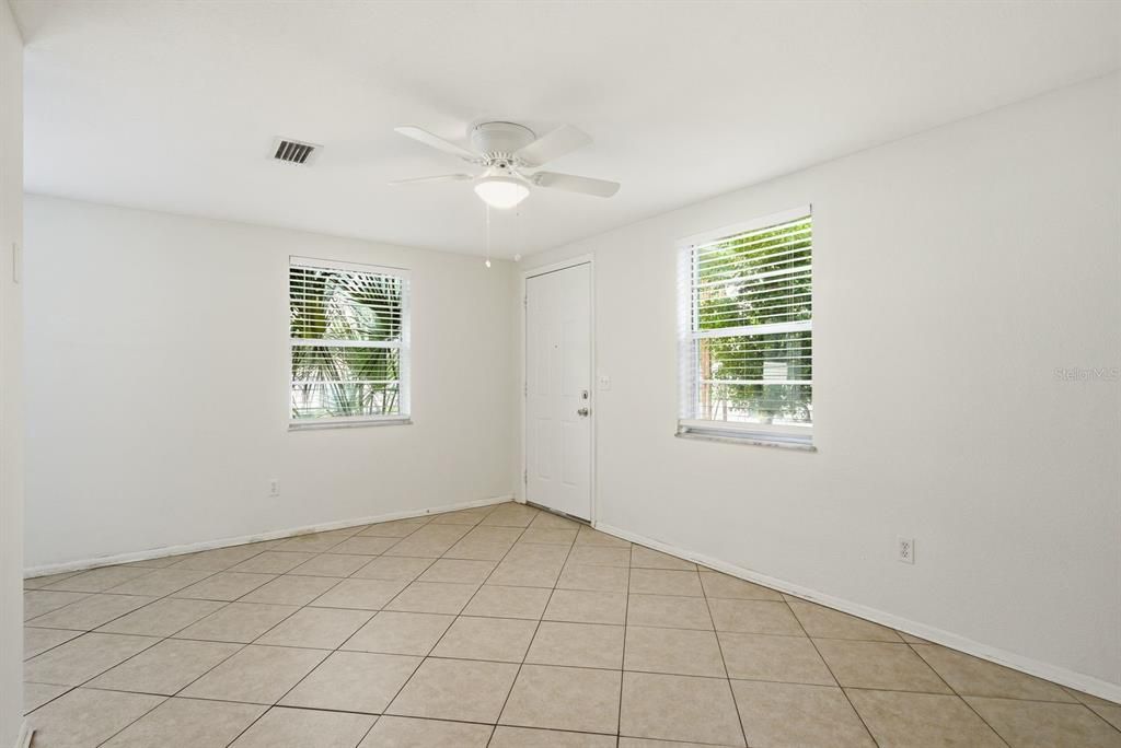 For Rent: $1,850 (2 beds, 1 baths, 650 Square Feet)