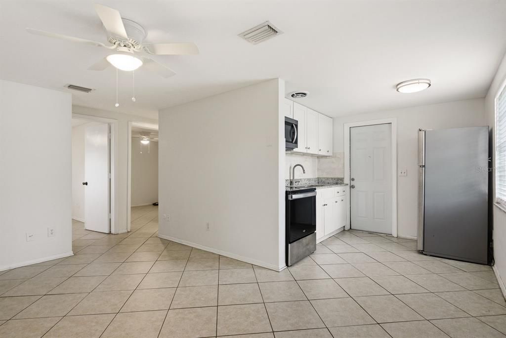 For Rent: $1,850 (2 beds, 1 baths, 650 Square Feet)