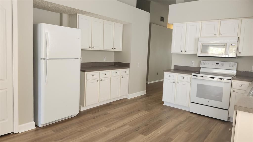 For Rent: $2,300 (4 beds, 2 baths, 1946 Square Feet)