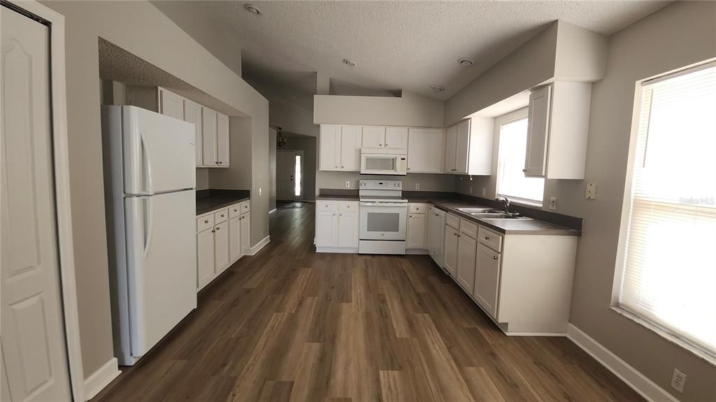 For Rent: $2,300 (4 beds, 2 baths, 1946 Square Feet)