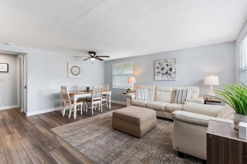 For Sale: $375,000 (2 beds, 1 baths, 839 Square Feet)
