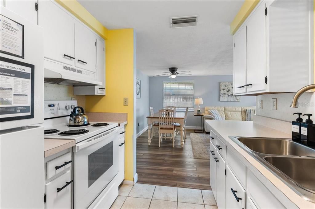 For Sale: $375,000 (2 beds, 1 baths, 839 Square Feet)