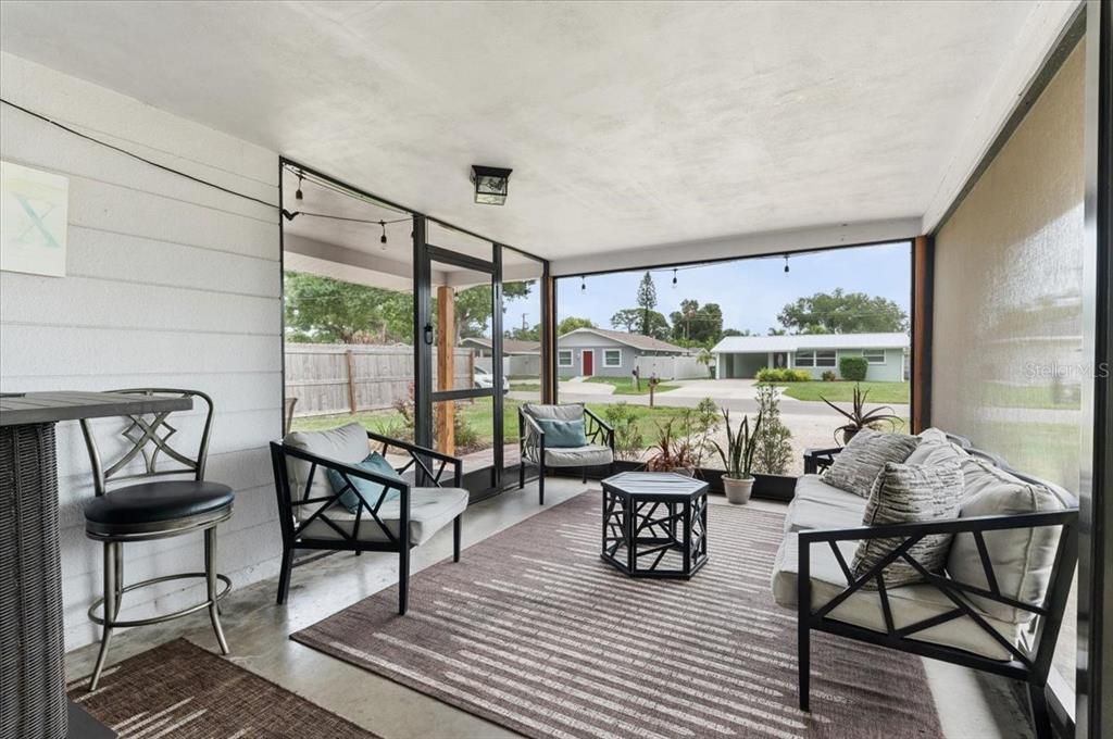 For Sale: $375,000 (2 beds, 1 baths, 839 Square Feet)