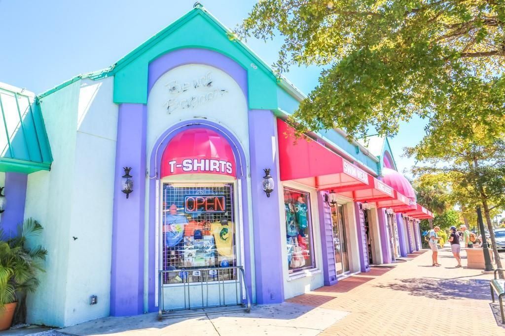 For Sale: $375,000 (2 beds, 1 baths, 839 Square Feet)