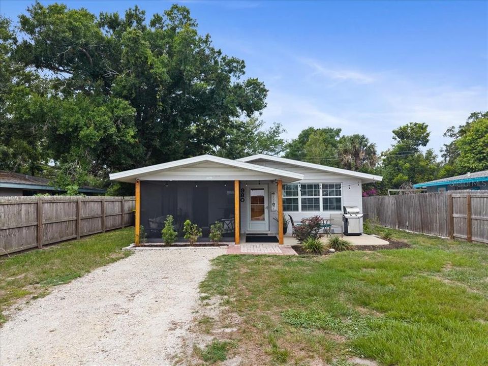 For Sale: $375,000 (2 beds, 1 baths, 839 Square Feet)